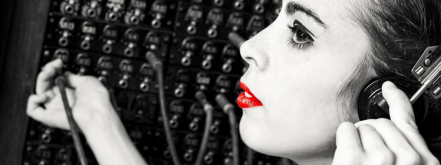 100 Jahre sind genug - Frau Lippenstift telefoniert Leitstation