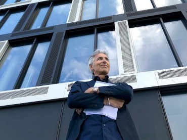 Andreas F.J. Obereder in front of HRO